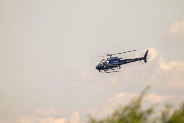 Doi români care n-au furat nimic au fost urmăriți de un elicopter, drone și câini polițiști, până au fost prinși: „Vrăbii împușcate cu tunuri”