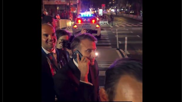 Emmanuel Macron, blocat de polițiști pe o stradă  din New York, din cauza convoiului lui Donald Trump. Gestul președintelui francez
