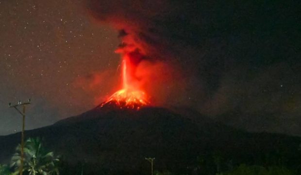 Imagini spectaculoase cu momentul în care vulcanul Lewotobi Laki-Laki din Indonezia erupe din nou. Zborurile din Bali au fost suspendate