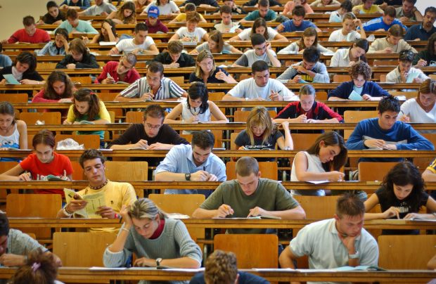 Admiterea la Arhitectură se dă dintr-o materie scoasă din programa liceelor teoretice acum 50 de ani. Părintele unui elev: „Copiii, obligați să se mediteze la Geometrie descriptivă cu profesorii din facultate”