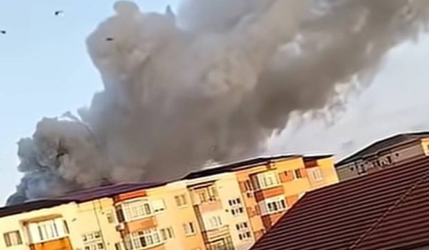 Momentul exploziei de la fabrica de prelucrare a lemnului din Sebeș, surprins de camere. Martor: „Era o problemă mecanică” | VIDEO