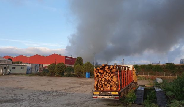 V tovarni v Sebešu v Romuniji izbruhnil močan požar, aktiviran rdeči načrt intervencije