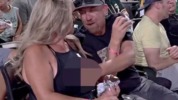 NBC a surprins un moment fierbinte între doi spectatori, în timpul unui meci de baseball, și a tăiat camera: „Asta numesc eu o seară în oraș” | VIDEO