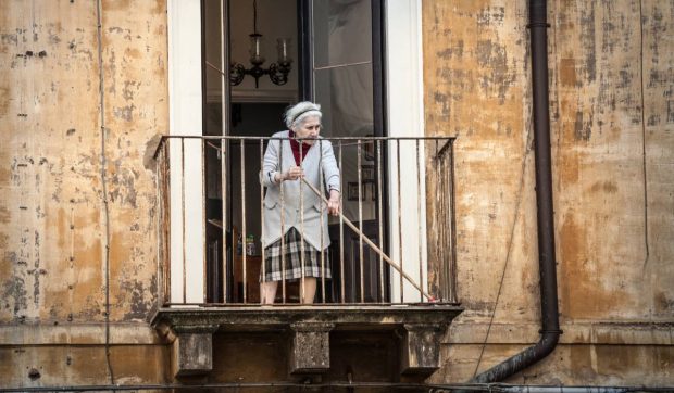 O femeie de 94 de ani se îmbracă în „haine antice” și atrage zeci de turiști într-un sat izolat din munți, în Italia