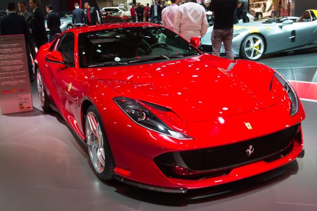 Poliția l-a oprit pe șoferul unui Ferrari 812 Superfast care depășise viteza legală, doar ca să admire bolidul, la Milano: „Bagă mare!” | VIDEO