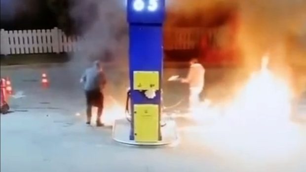 Momentul în care un bărbat beat a dat foc într-o benzinărie din Timiș și a atacat un angajat cu combustibil aprins. Ce a urmat
