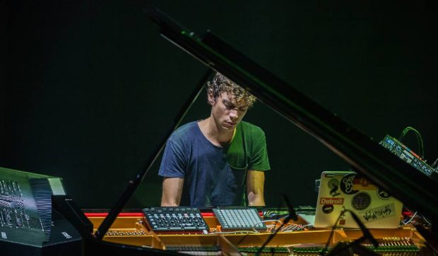 Frescobaldi e vedetă rock, Zawinul Syndicate l-a înnebunit: Francesco Tristano leagă Bach de techno, la Enescu în Control (interviu)