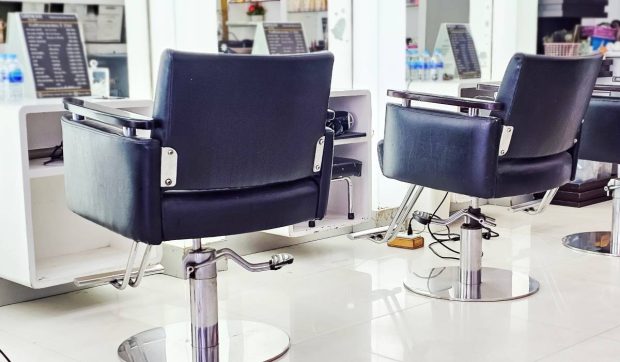 O româncă a fost reținută după ce a fost prinsă făcând ilegal injectări cu botox și acid hialuronic în frizeria ei din Spania