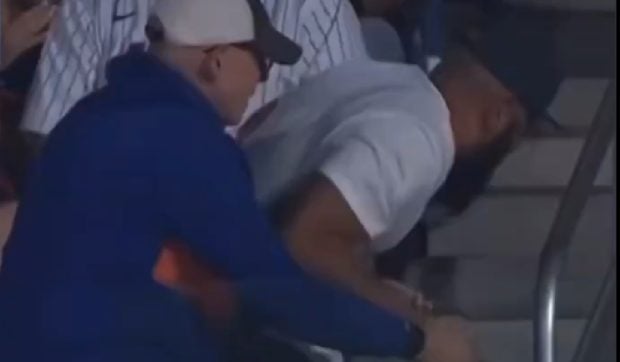 Un fan al echipei Mets, surprins furând un suvenir din mâinile unui suporter în vârstă, stârnește indignare pe rețelele sociale  | VIDEO