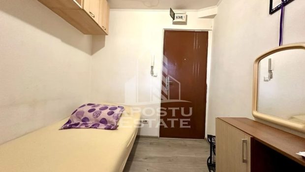Ar putea fi o boxă, dar e cea mai mică garsonieră din Timișoara. Cu cât crezi că se vinde?