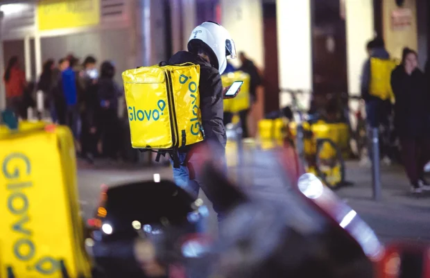 Un livrator Glovo știe pe ce a cheltuit 12.000 de lei un bucureștean, într-o singură zi. Ce comandă a avut de livrat
