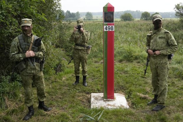 Polonia le cere cetățenilor săi să părăsească imediat Belarusul și să nu călătorească acolo. Un călugăr polonez, arestat pe motiv de spionaj