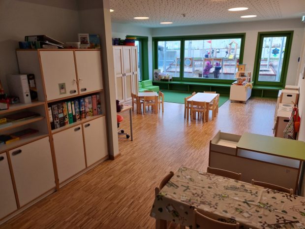 O educatoare este acuzată că le-a lipit gura copiilor cu bandă adezivă, în Germania: „Doar așa ascultă porcii ăștia!”