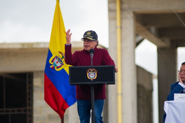 ZDA preklicale vizum kolumbijskemu predsedniku Petru zaradi poziva k neposlušnosti Trumpu.