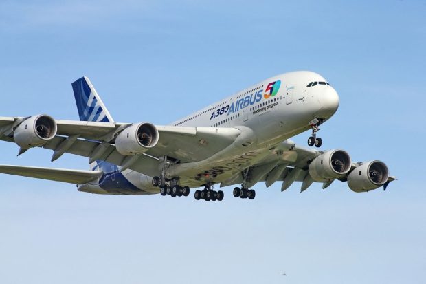 Un avion n-a putut să aterizeze pentru că un controlor de trafic a adormit la sol, pe aeroportul din Corsica. Survol de o oră deasupra insulei