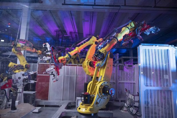 Un angajat Tesla a cheltuit un milion de dolari și tot nu s-a vindecat complet, după ce l-a lovit brusc un robot, pe linia de asamblare