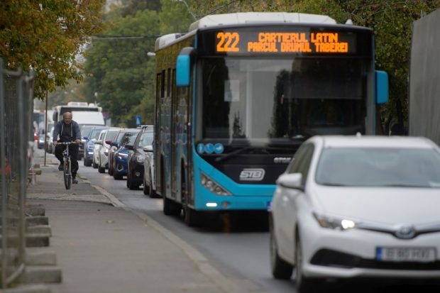 Primarul Capitalei vrea să interzică mașinile de aprovizionare, curierat şi salubrizare din trafic, între 7.00 și 10.00 şi 16.00 și 19.00