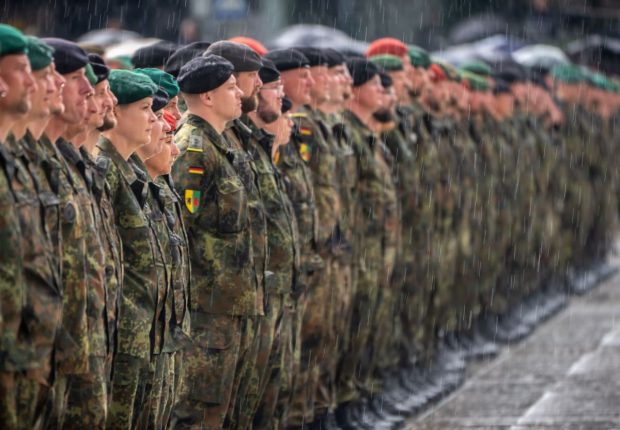 Soldații nemți care păzesc permanent granița NATO din Lituania primesc prăjituri în cafenele și oamenii le mulțumesc pe stradă