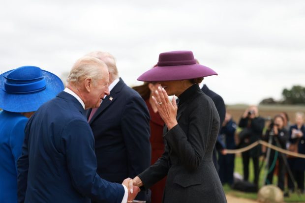 Gluma cu care regele Charles a spart gheața când a vorbit cu Melania Trump, dezvăluită de un expert în citirea buzelor