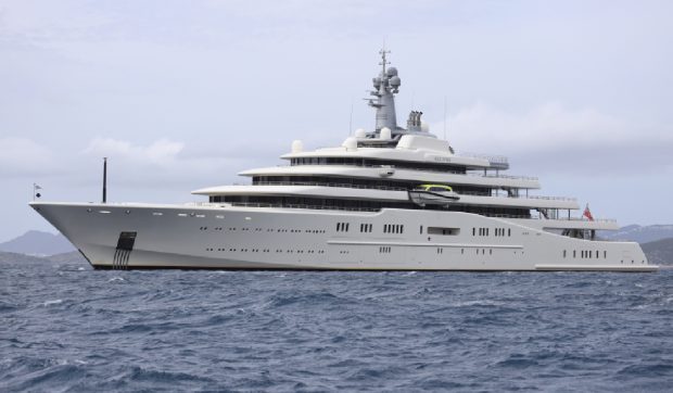 Iahtul cu submarin și sistem antirachetă nu s-a mișcat din port de 3 ani, dar consumă o tonă de motorină pe zi