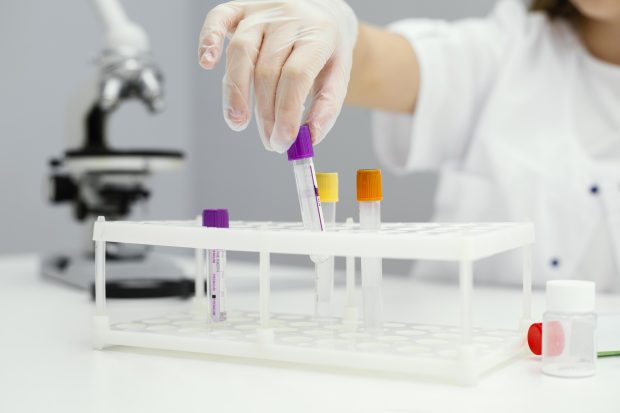 Laboratorul inteligent: de la analize clasice la prevenție asistată de AI