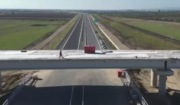 Circulaţia pe lotul 1 al autostrăzii Focşani-Bacău ar putea fi deschisă până la finalul anului