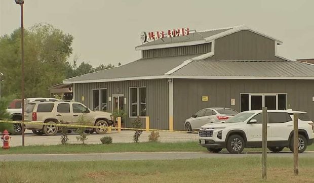 Un bărbat a împușcat șase oameni care mâncau pe terasa unui restaurant din Texas. Este acum căutat de poliție: una dintre victime a murit pe loc