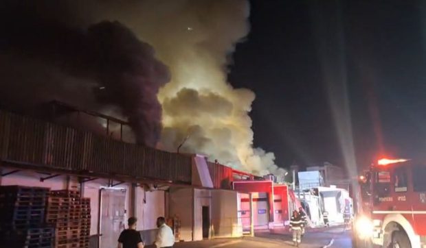Incendiul de la depozitul Antrefrig din zona Pantelimon încă arde. Focul a distrus structura metalică a clădirii și 7000 mp de teren