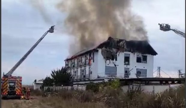 Incendiu la un hotel din Tătărani, Prahova. Două tinere au murit carbonizate
