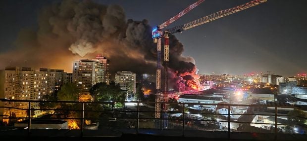 Fum și poluare pe străzile din București din cauza incendiului de la depozitul Antrefrig: „Mi-a venit rău”