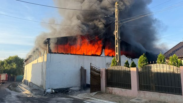 Incendiu violent la o hală din Galați. Flăcările au cuprins sute de metri pătrați. Cauza focului a fost stabilită de pompieri