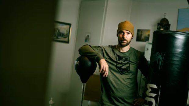 Mercenarul s-a predat poliției după ce a luptat în Ucraina, pe 3.000 $ misiunea, dar vrea să fugă înapoi pe front: „Sunt pregătit să mor pentru Ucraina. Crime de război? Ceva în zona gri”