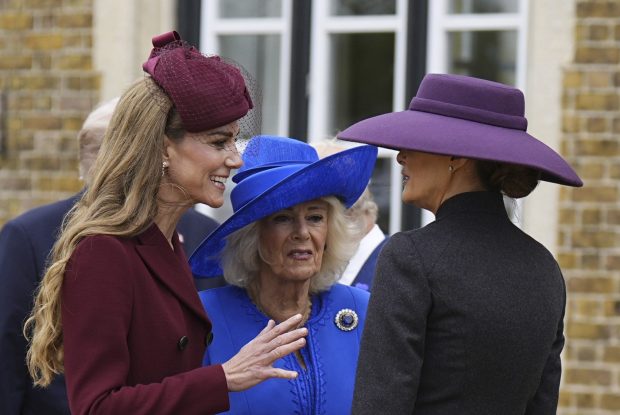 Kate Middleton în rochie de 2.330 lire vs. Melania Trump în costum Christian Dior la Castelul Windsor