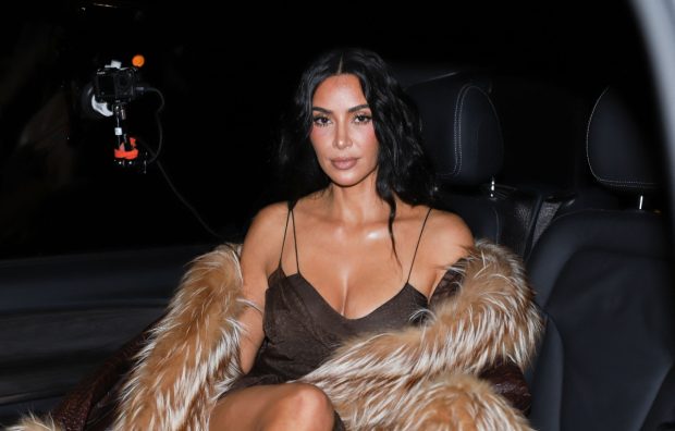 Imagine Stire Apariția lui Kim Kardashian în lenjerie de mătase. A pozat într-un sutien și o fustă, completate cu accesorii luxoase | 2review.ro