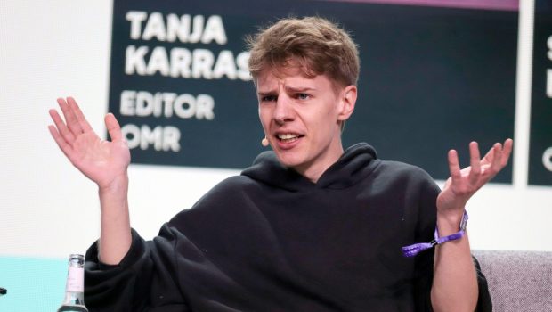 Un podcaster celebru propune interzicerea TikTok pentru persoanele de peste 60 de ani: „Tinerii disting mai ușor conținutul generat de inteligența artificială”