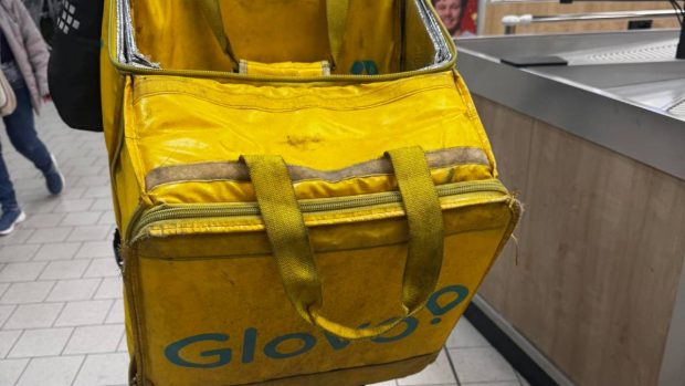 O poză cu un livrator de mâncare din Cluj a stârnit o adevărată dezbatere în online: „Parcă gătitul nu mai sună atât de rău”