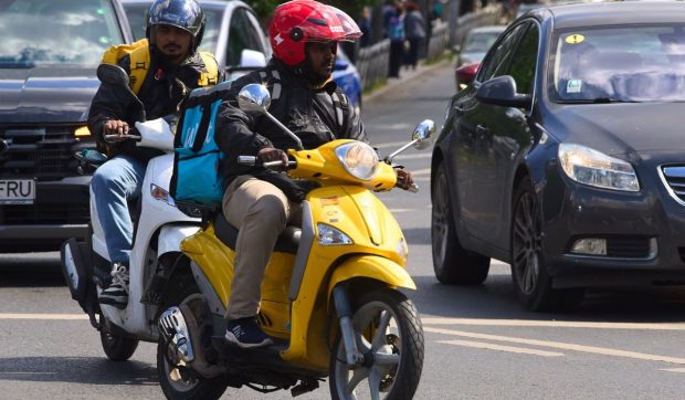 Un livrator străin din Cluj-Napoca se zbate între viață și moarte după ce a fost bătut pe stradă