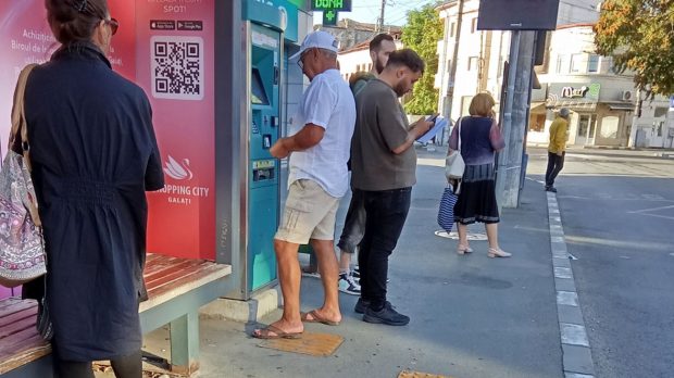 Călătorii se simt câștigători la loterie, dar doar când reușesc să-și cumpere bilete de la automatele Transurb, în Galați