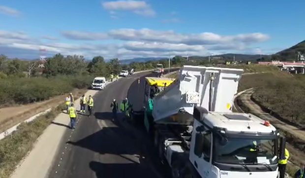 620 de muncitori cu 200 de utilaje au început asfaltarea primei autostrăzi montane din România, Sibiu – Pitești | VIDEO