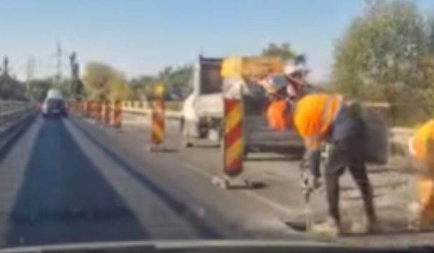 Șoferii circulă în apropiere de Ploiești cu nervii întinși la maximum și 15 km pe oră | VIDEO