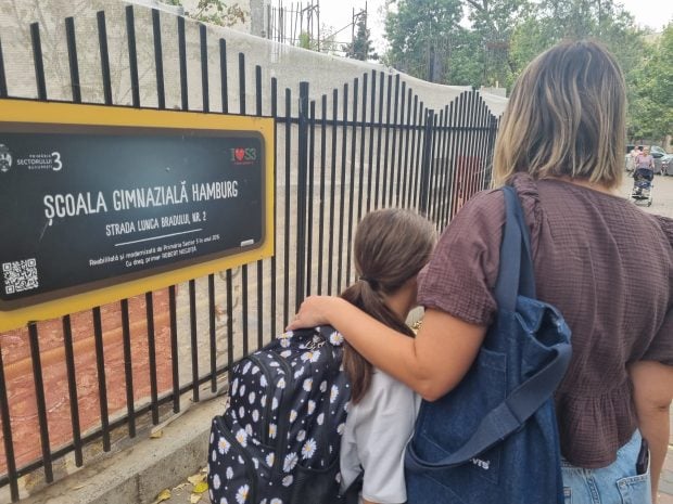 Scandalul de la Școala „Hamburg” continuă. Mama unui elev: „Containerele sunt amplasate în parcarea unui bloc și nu prezintă siguranță”. La ce se referă femeia