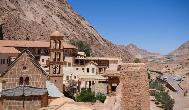 Unul dintre cele mai sfinte locuri din lume de pe muntele Sinai, transformat într-un mega-resort de lux