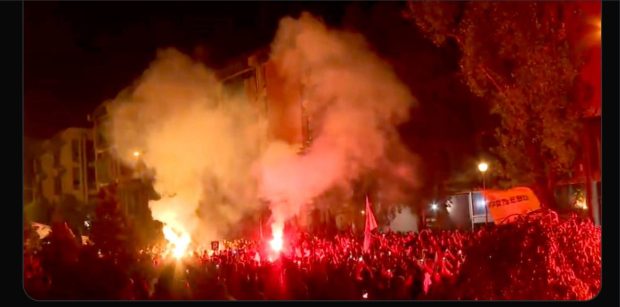 Poliţia sârbă foloseşte gaze lacrimogene pentru a dispersa protestatarii antiguvernamentali. Zeci de oameni au fost reținuți