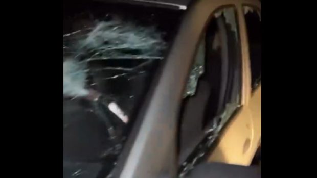 Mașină blocată în trafic și distrusă, pe un drum din Prahova: „Au dat cu țevi de fier” | VIDEO