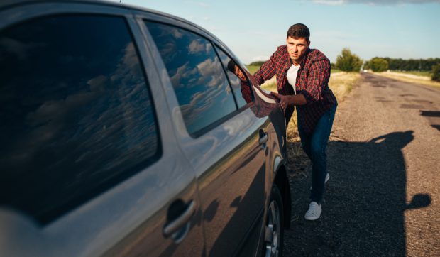 Un bărbat a furat o mașină care s-a stricat după doar câteva minute și a adus-o înapoi împinsă