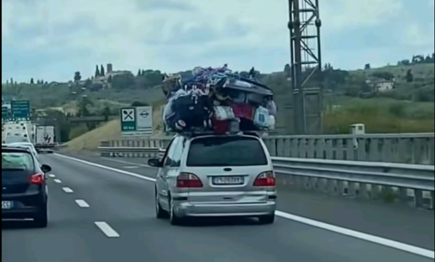 O mașină care a traversat Italia de la sud la nord a devenit virală pe rețelele sociale: „Nimeni n-a oprit-o”