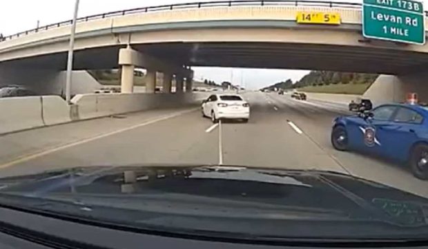 Momentul în care o mașină furată este oprită cu un dispozitiv care îi smulge roțile, pe o autostradă din Michigan, SUA