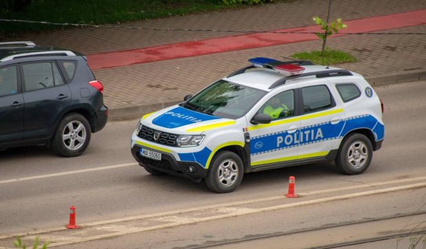 S-a răsturnat cu mașina după o urmărire ca în filme la Timișoara. Surpriza poliției după ce l-a legitimat