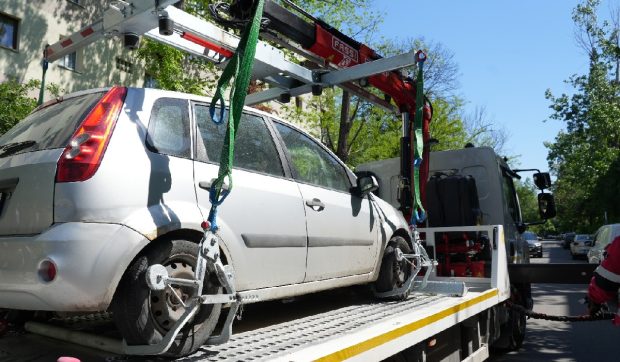 Tarife majorate cu până la 200% în București pentru ridicarea mașinilor parcate ilegal pe locuri de reședință. Ce vrea primarul sectorului 3