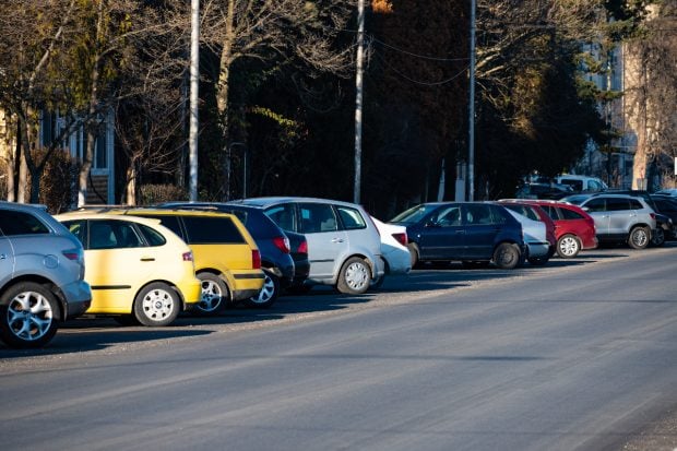 Probleme cu parcările rezidențiale din Craiova: „Cine nu are bani nu are unde să își lase mașina?”